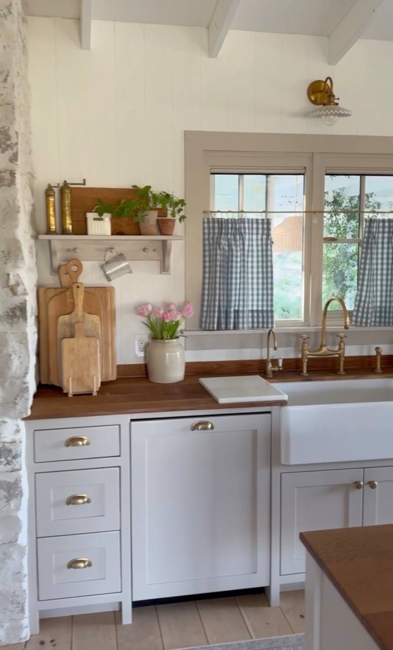 Hannah's farmhouse kitchen sink
